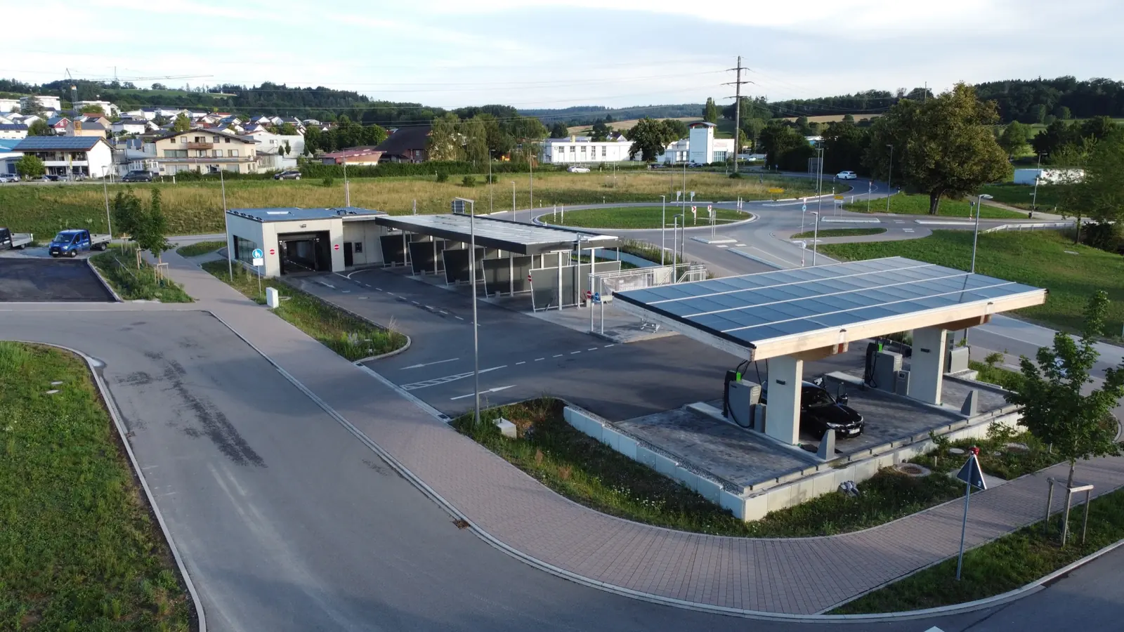 Luftaufnahme des gesamten Geländes von Frisch Getankt in Lottstetten