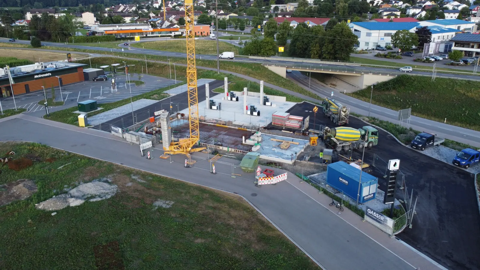 Luftaufnahme der Tankstellen-Baustelle von Frisch Getankt an der Kreuzäcker 4 in Lottstetten