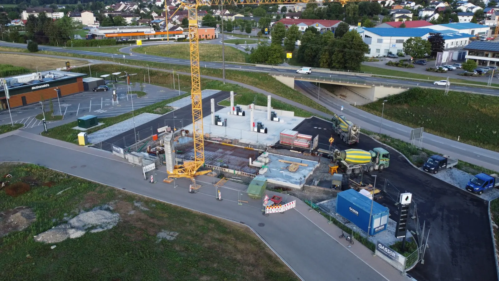 Luftaufnahme der Tankstellen-Baustelle von Frisch Getankt in Lottstetten