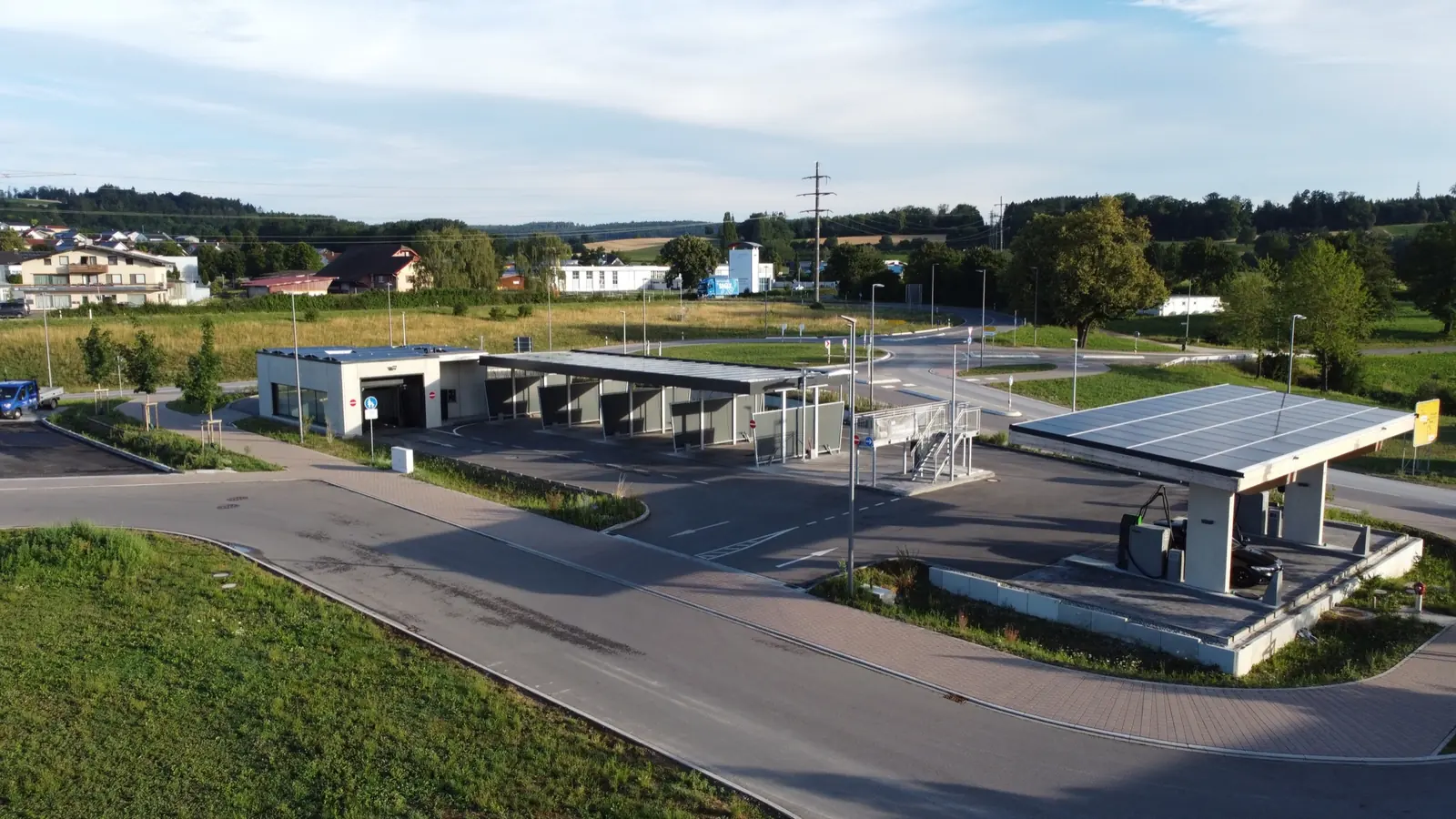 Waschpark Frisch Getankt – Gesamtübersicht mit Waschstraße und SB-Plätzen