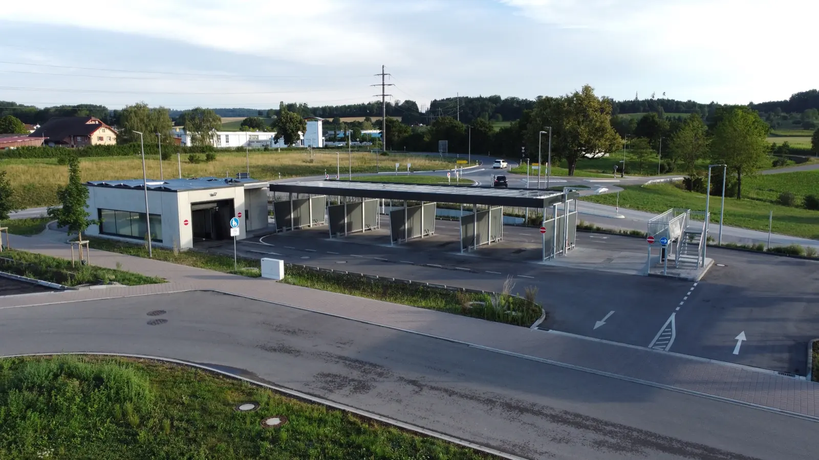 SB-Waschboxen des Frisch Getankt Waschparks unter Vordach