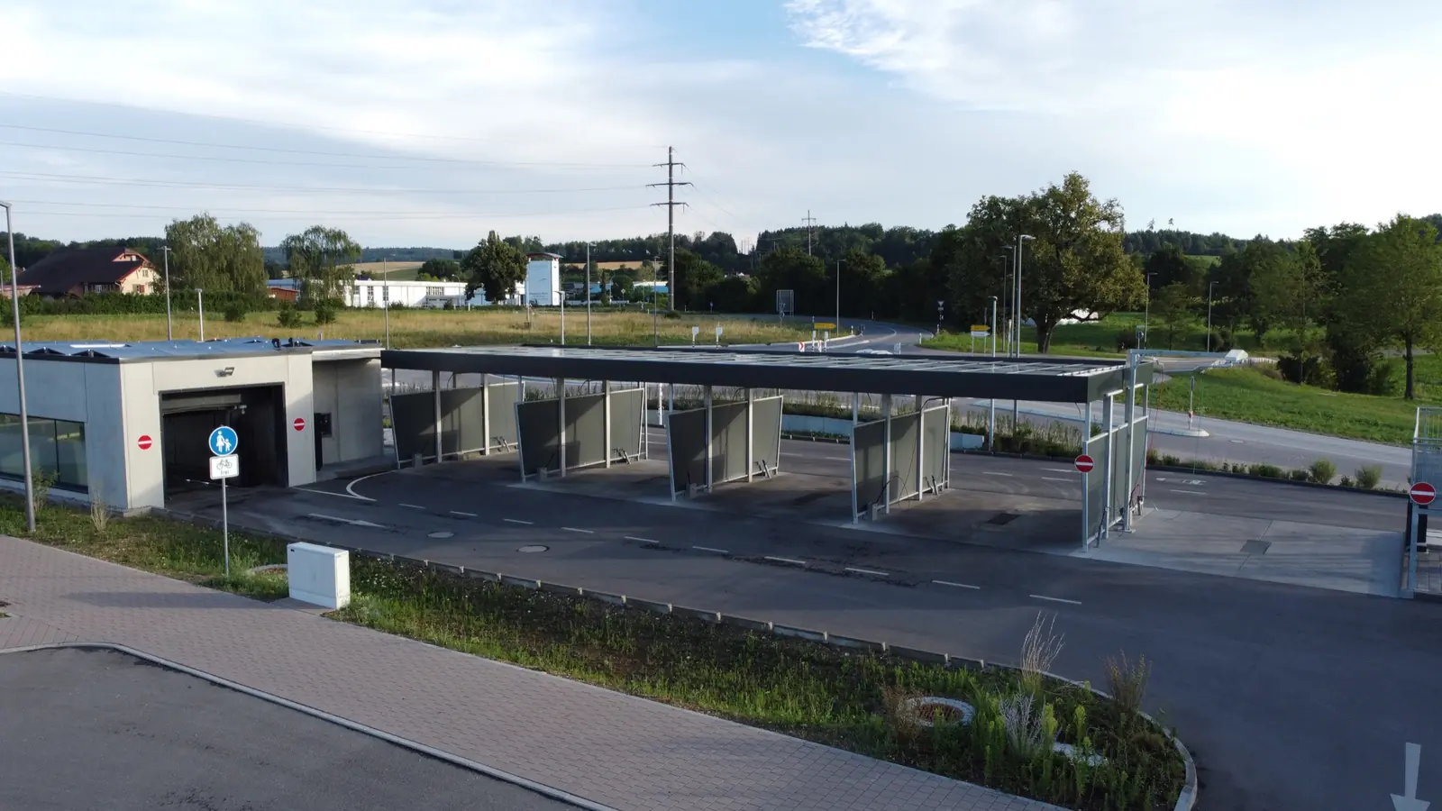 Waschpark Frisch Getankt mit Solar-Vordach und Technikgebäude